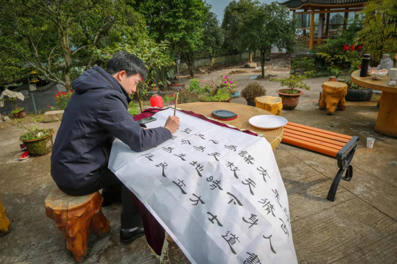 手绘乡村画卷 助力乡村振兴——三峡文艺创作者为基层老百姓送“精神产品”